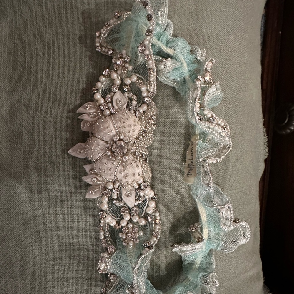 Elegant Beaded Lace Bridal Guarder